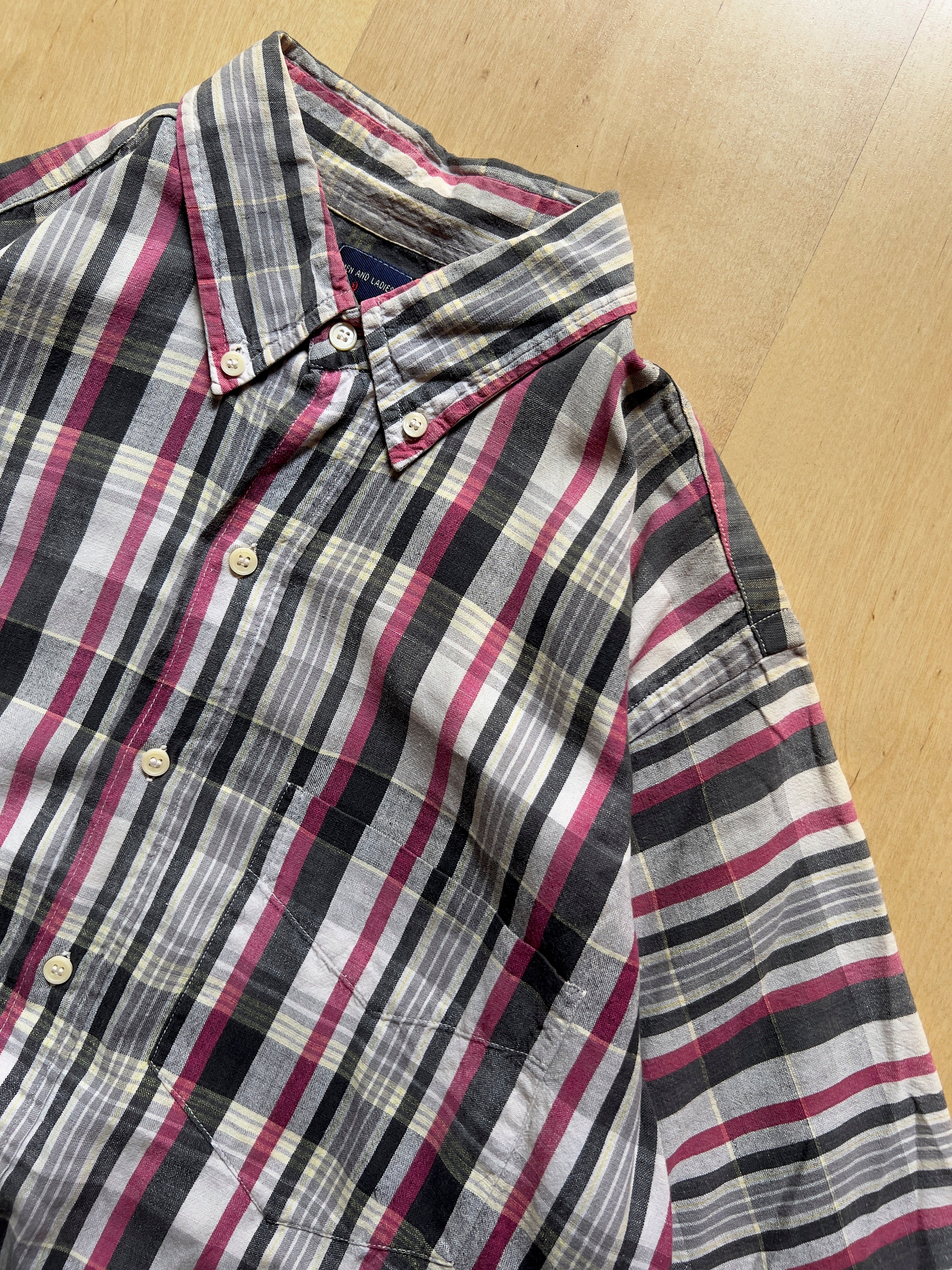 GREY/PINK SHORT-SLEEVED SHIRT - M AT JIM'S