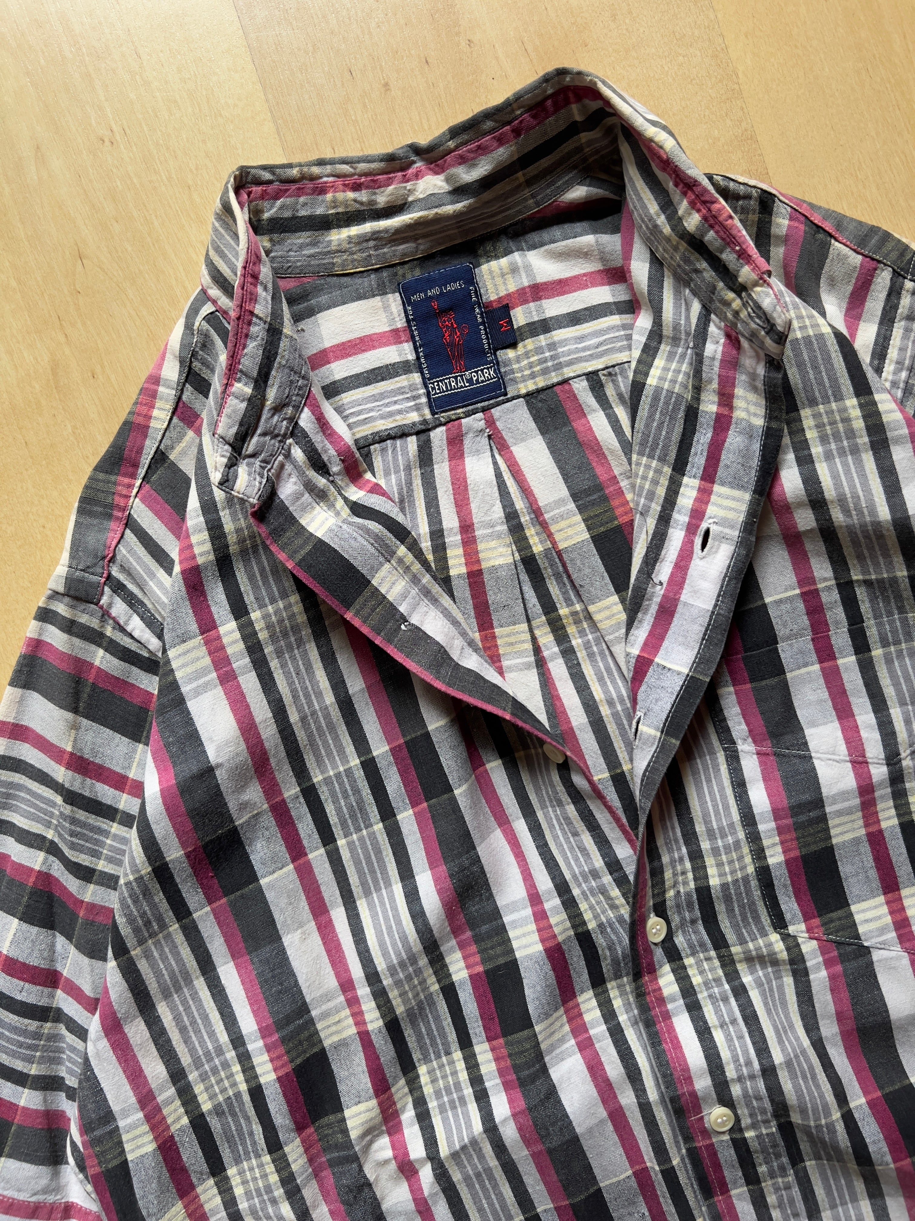 GREY/PINK SHORT-SLEEVED SHIRT - M AT JIM'S
