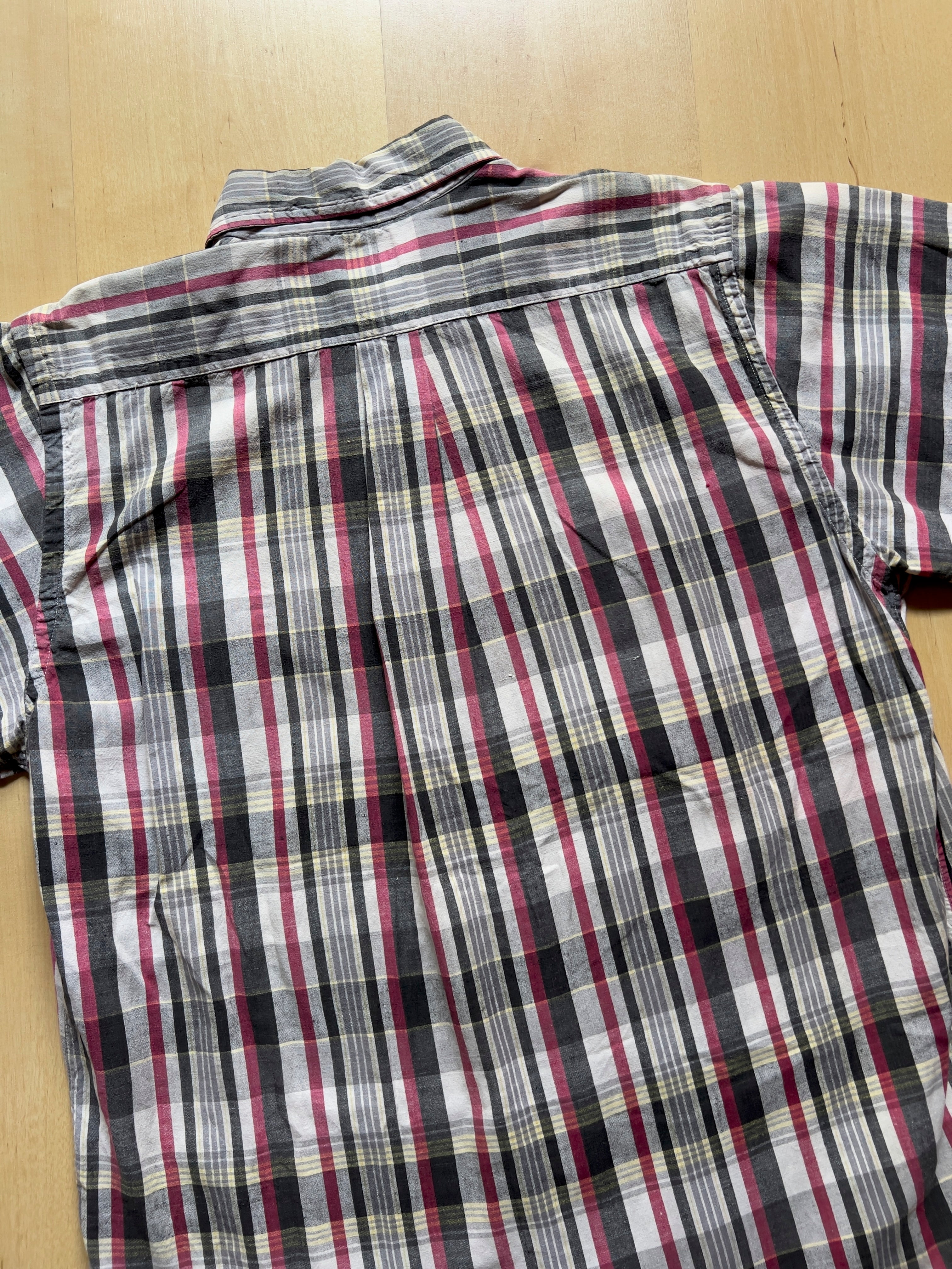 GREY/PINK SHORT-SLEEVED SHIRT - M AT JIM'S
