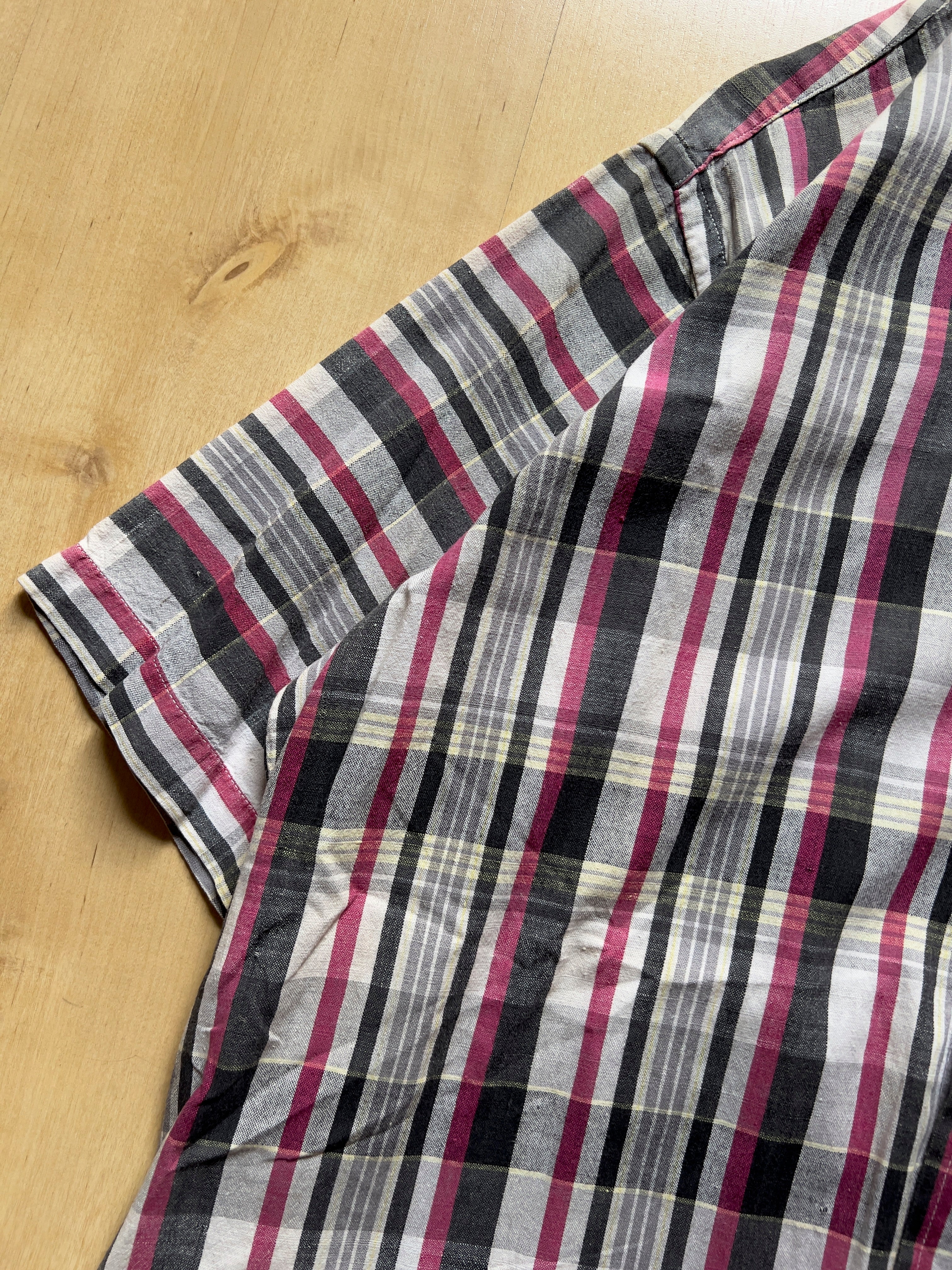 GREY/PINK SHORT-SLEEVED SHIRT - M AT JIM'S
