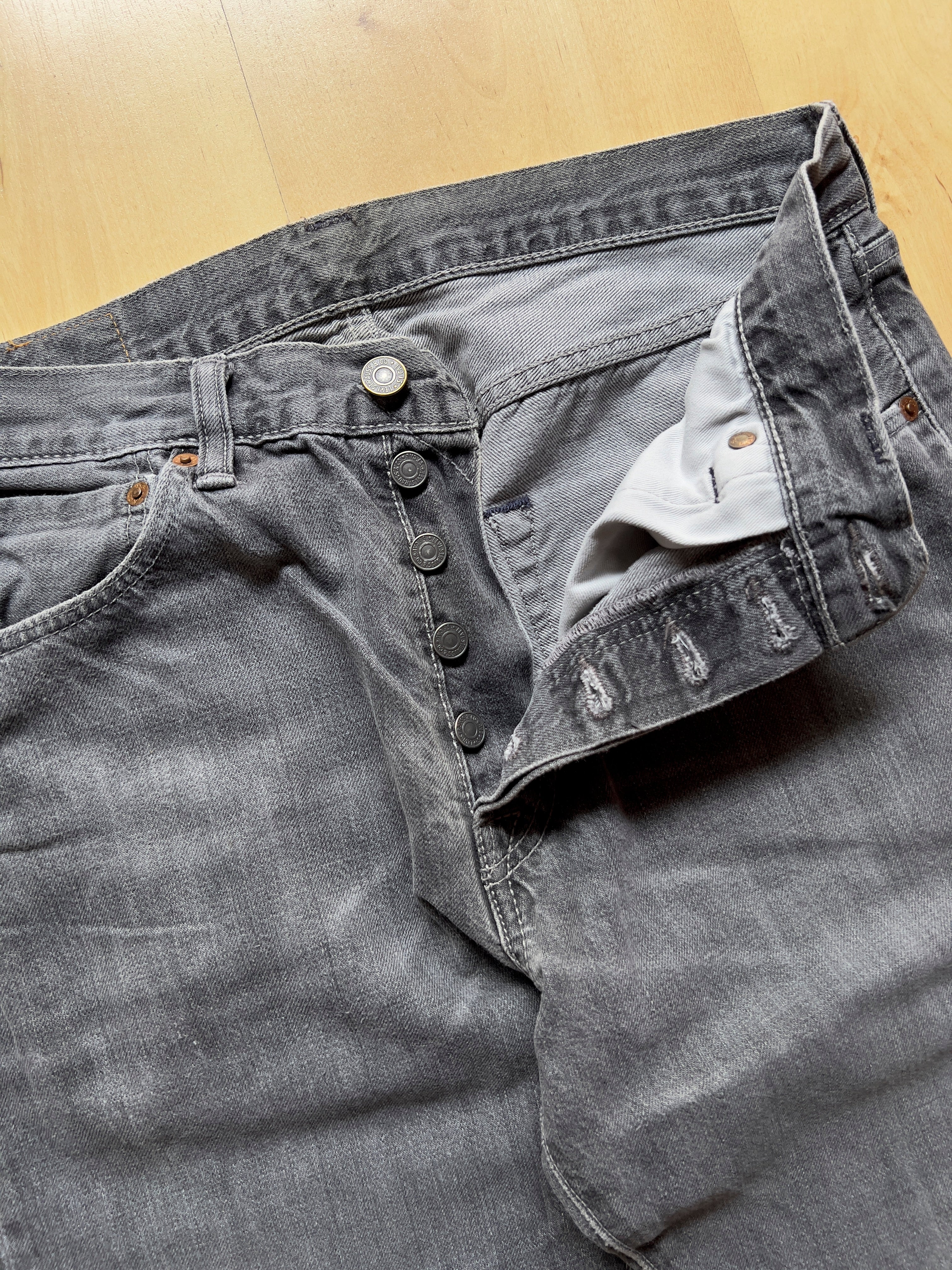 GREY LEVI'S JEANS - 31X29/S AT JIM'S