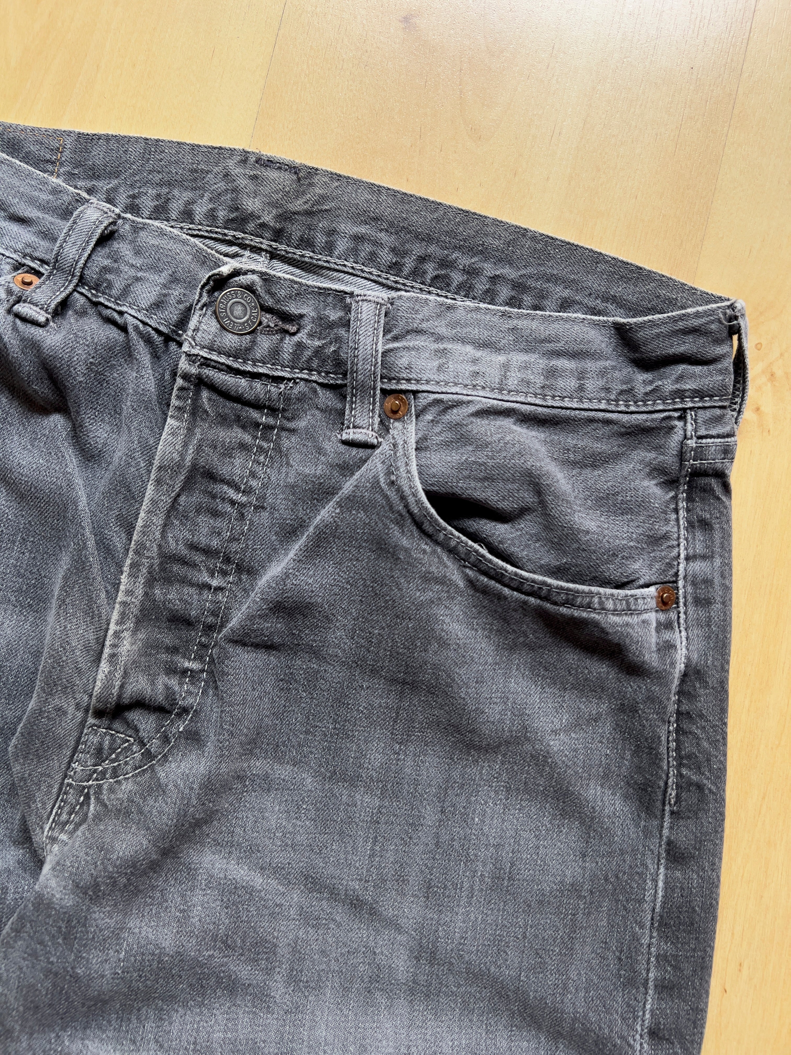 GREY LEVI'S JEANS - 31X29/S AT JIM'S