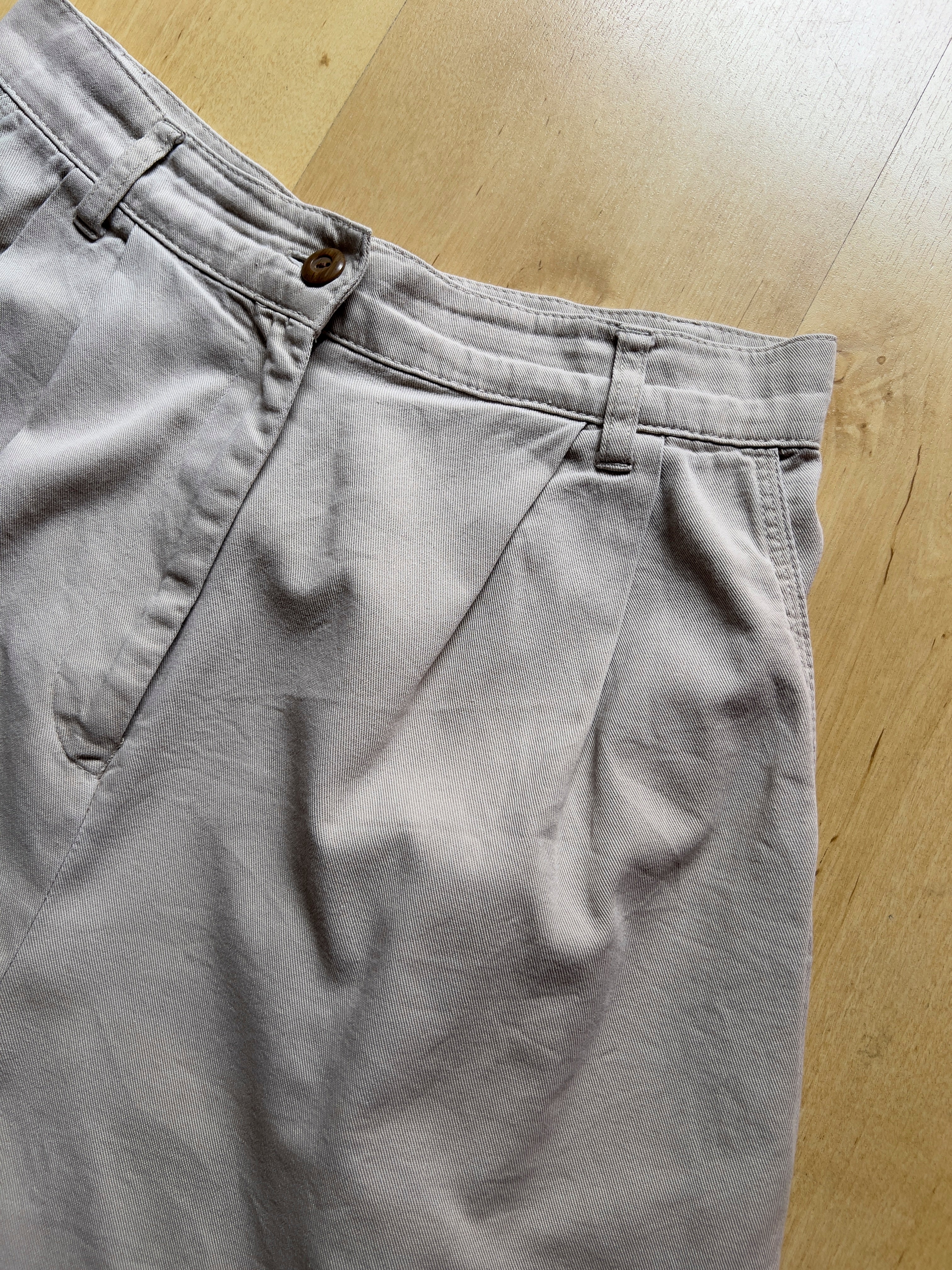 HIGH-RISE BEIGE PLEATED SHORTS - 27X9/XS AT JIM'S