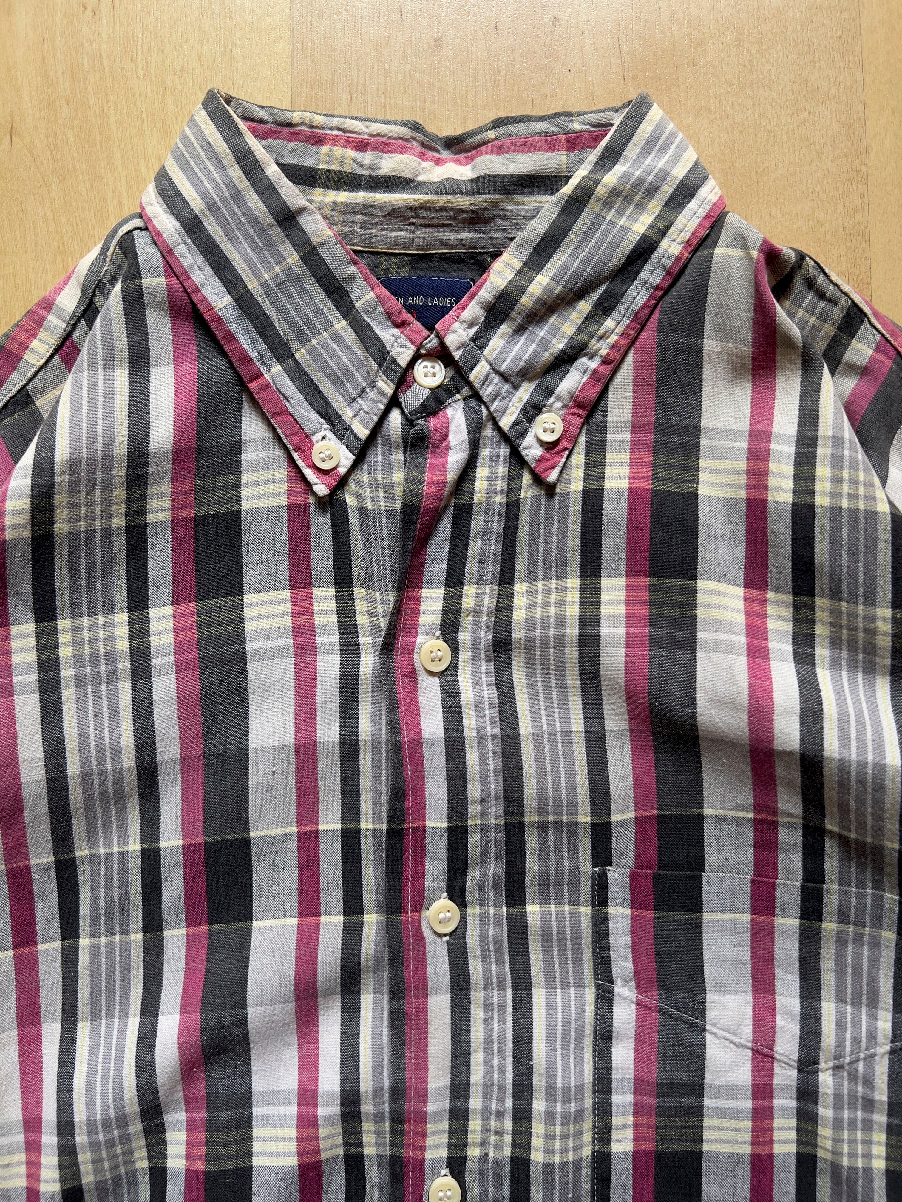GREY/PINK SHORT-SLEEVED SHIRT - M AT JIM'S