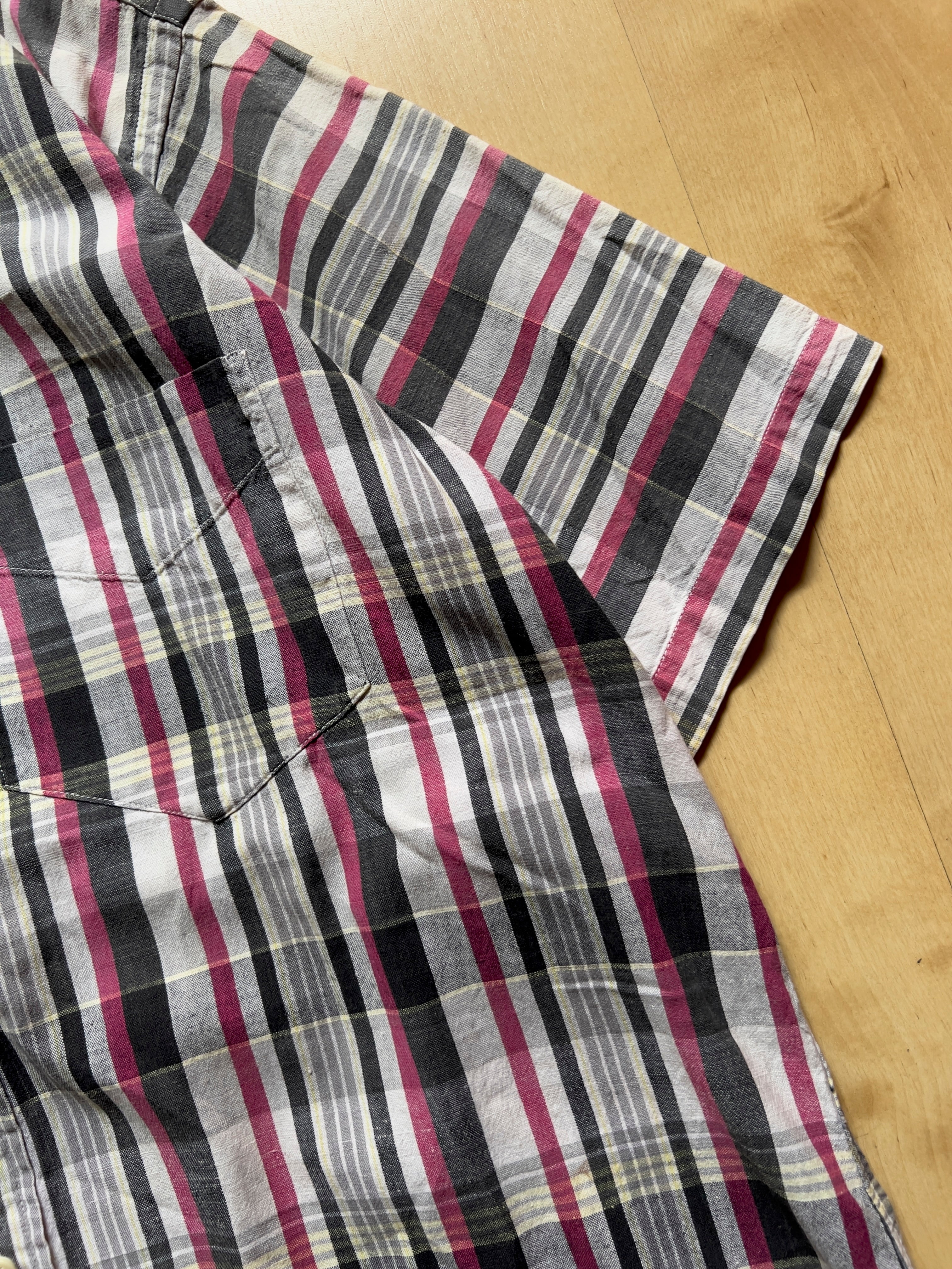 GREY/PINK SHORT-SLEEVED SHIRT - M AT JIM'S