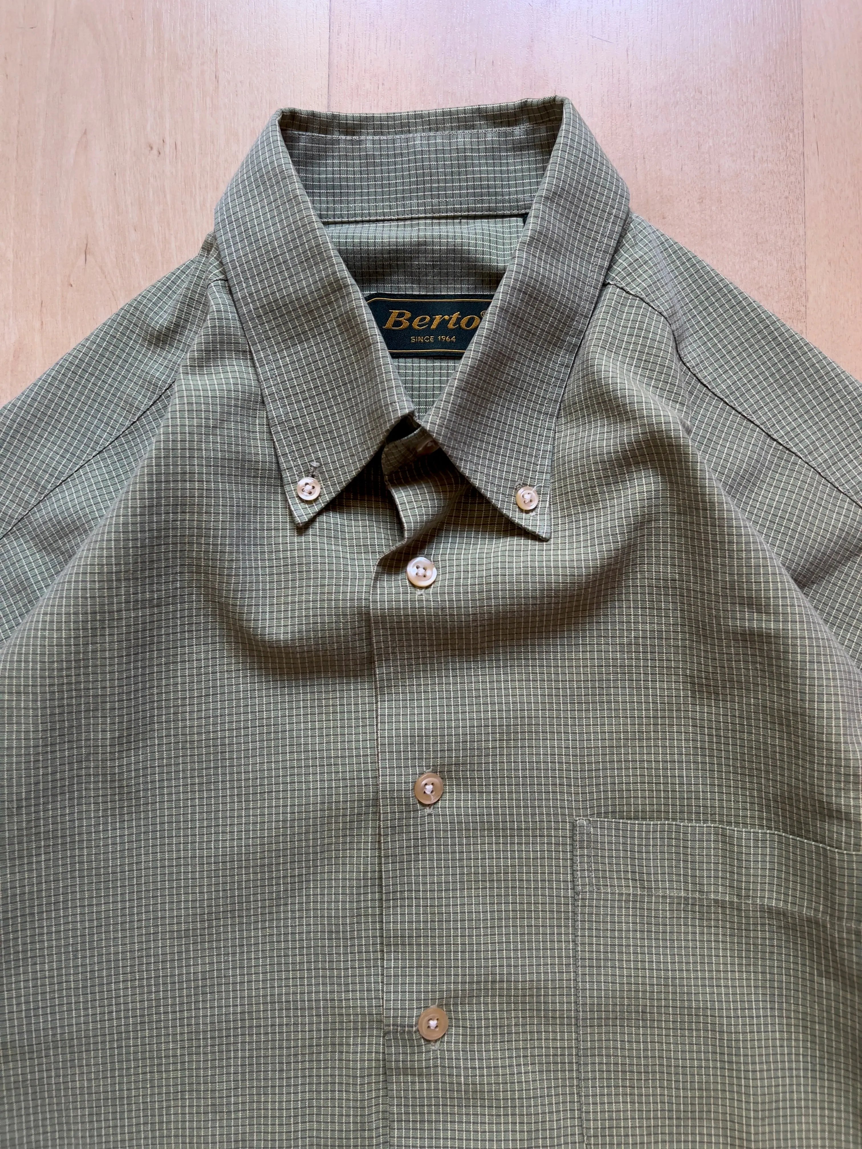 LIGHT GREEN SHORT-SLEEVED COTON SHIRT - L AT JIM'S